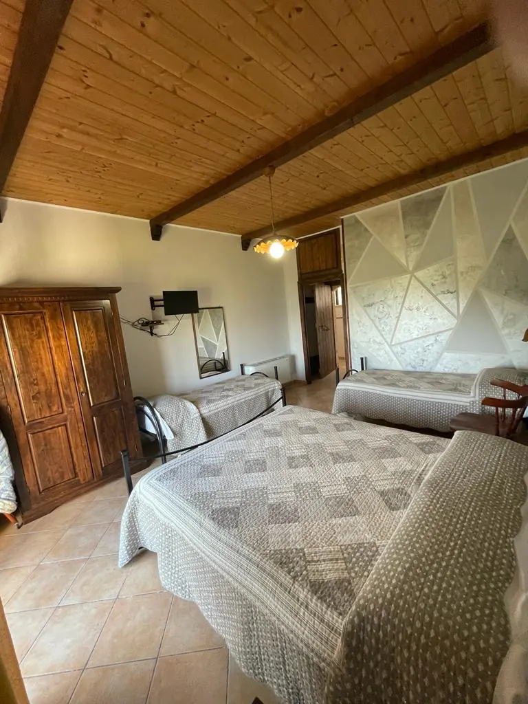 Camera con soffitto in legno e travi a vista