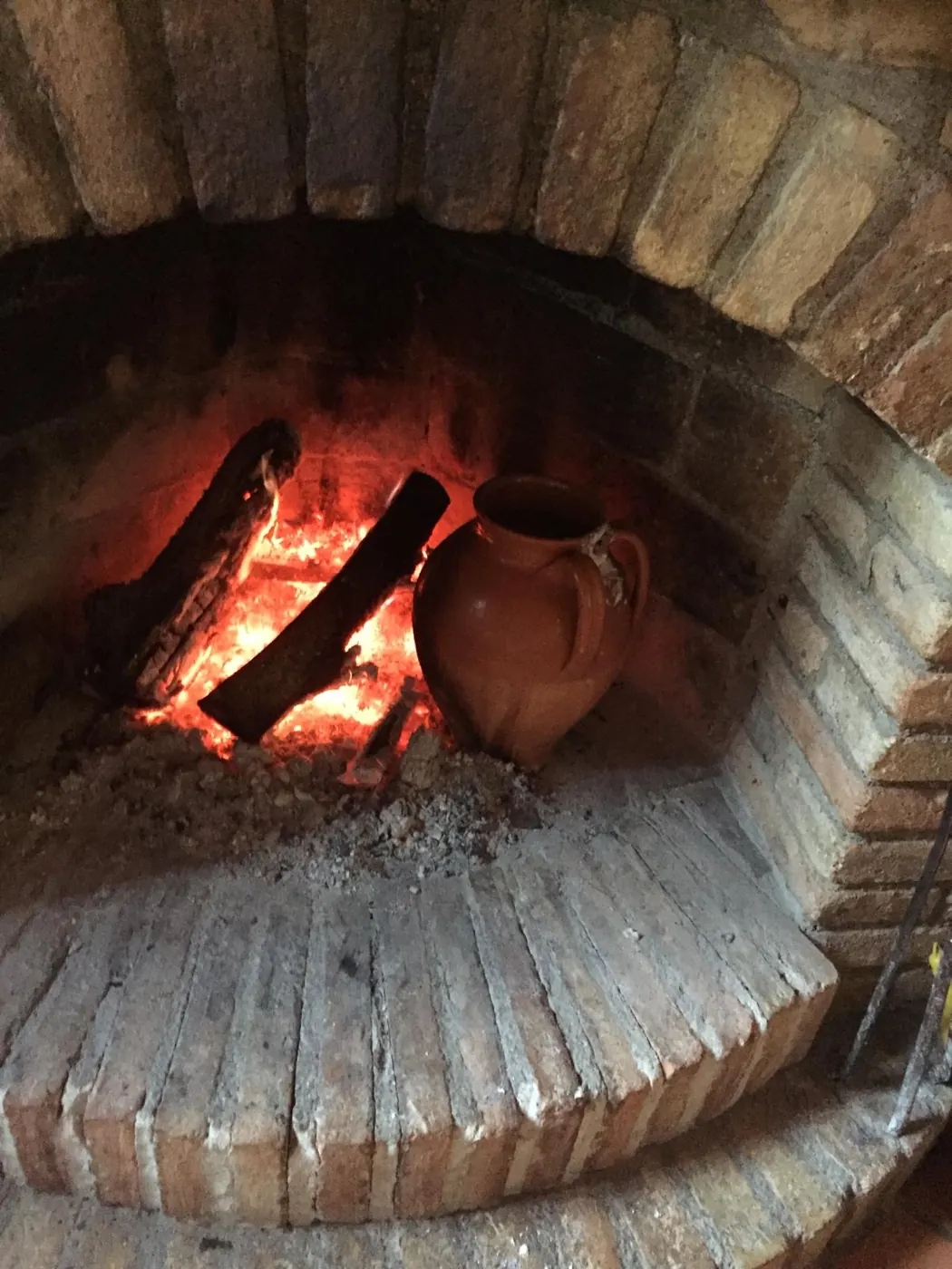 Camino in mattoni con fuoco acceso