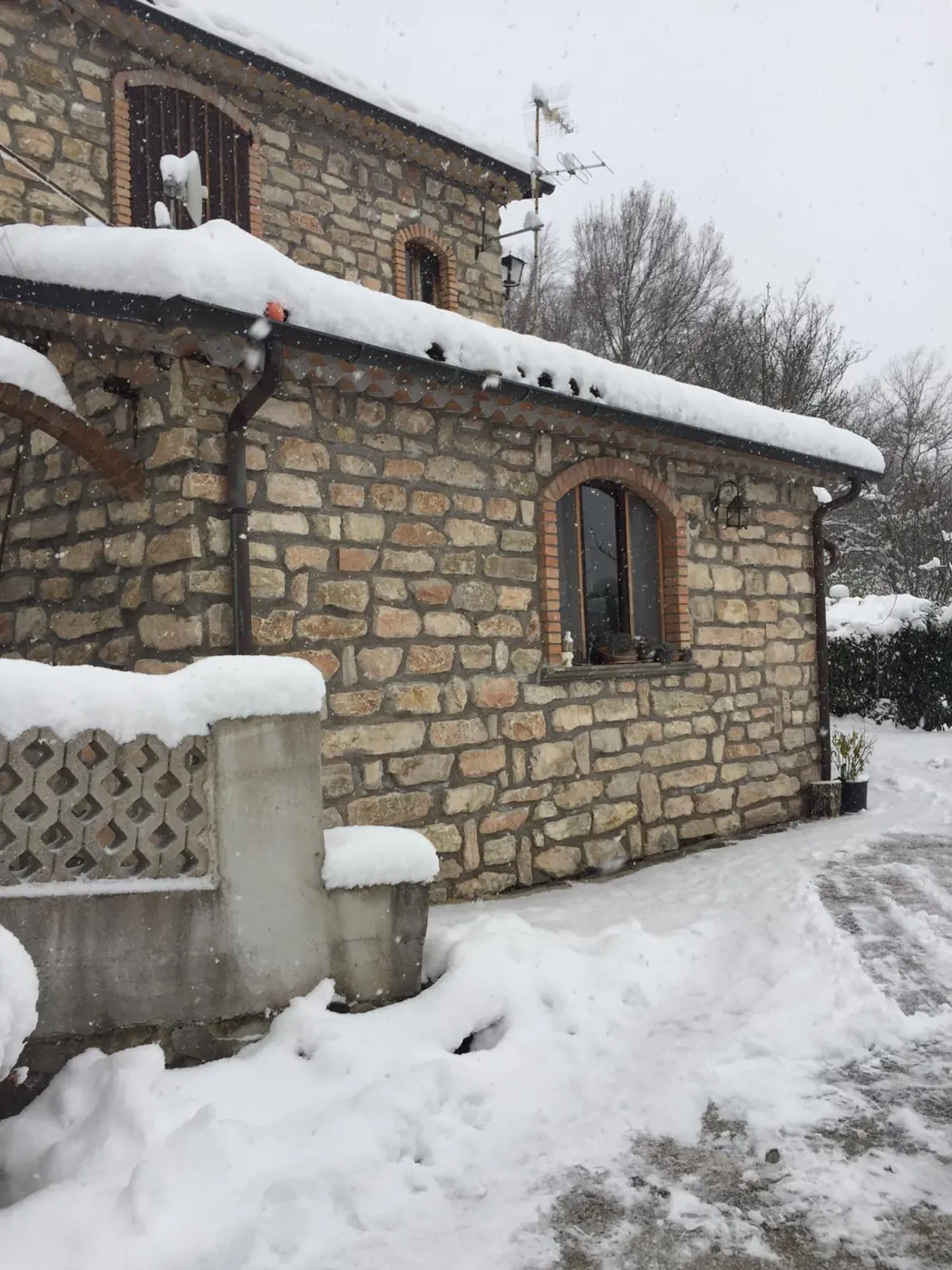 Il casolare in pietra de Il Campanaccio sotto la neve, a San Massimo