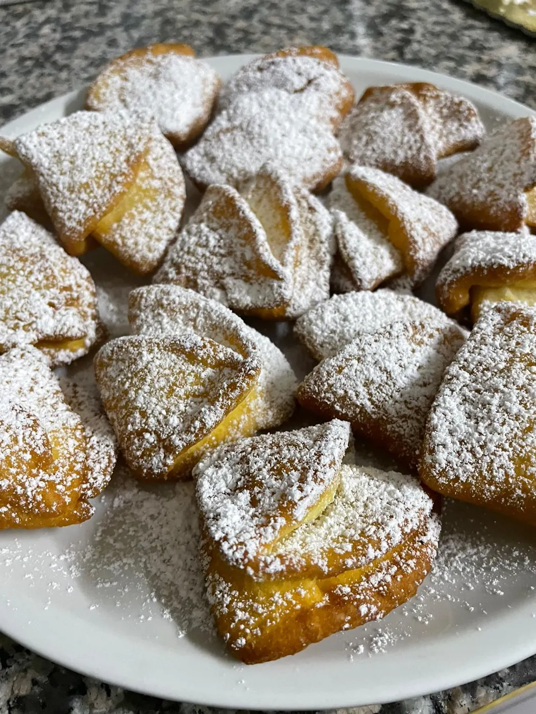 Dolci fritti con zucchero a velo